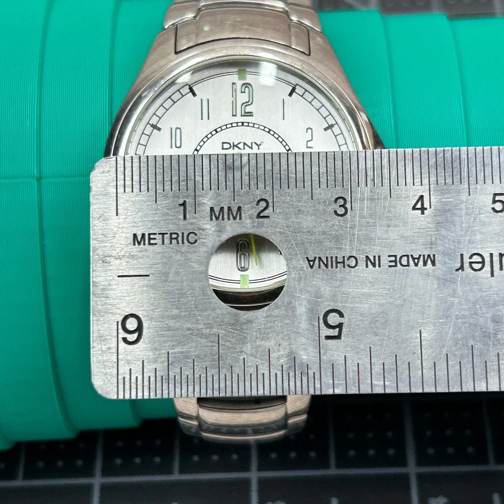 DKNY‎ NY-1081 Mens Stainless Steel Watch Silver Dial Date Neon Hand 50M 38mm